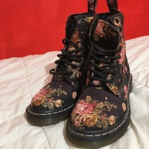 Dr. Marten Victorian floral boots 👢 🌺